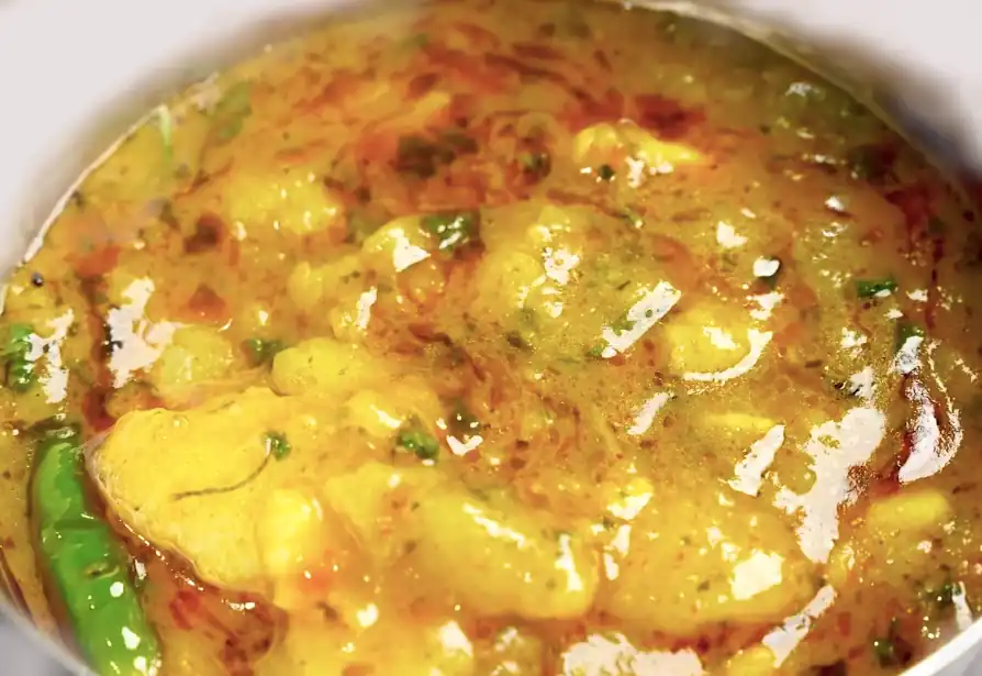 Gesundes, schmackhaftes scharfes Kartoffel-Curry, ein nahrhaftes vegetarisches und veganes ayurvedisches Rezept für eine vollwertige Mahlzeit.